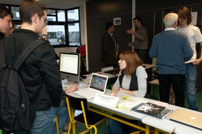 Photo représentant des élèves et des intervenants lors d'un forum sup'info