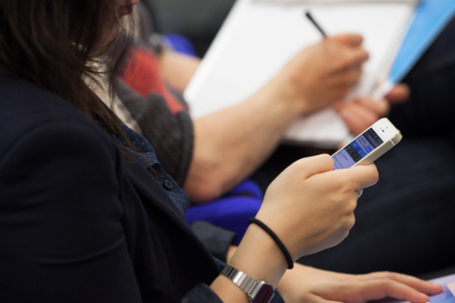 Une jeune femme avec un smartphone
