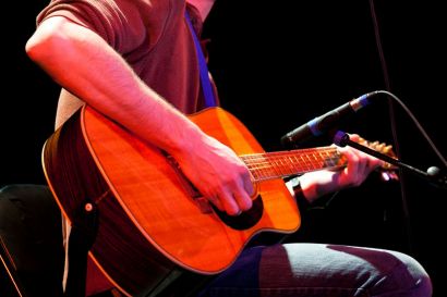 Un étudiant avec sa guitare