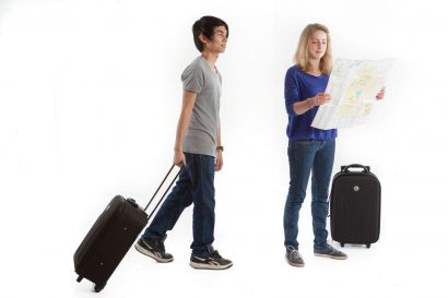 Etudiants avec valise