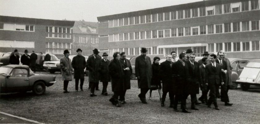 Photo d'archives avec un groupe de personnalités officielles visitant un site.