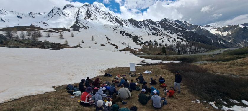 Camp de terrain dans les Alpes