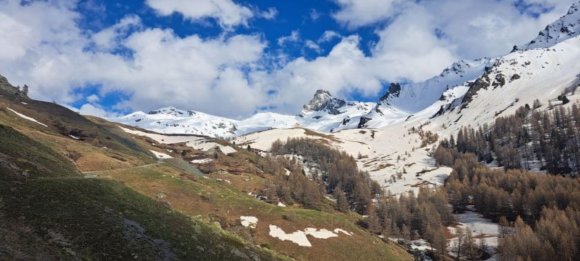 Camp de terrain dans les Alpes
