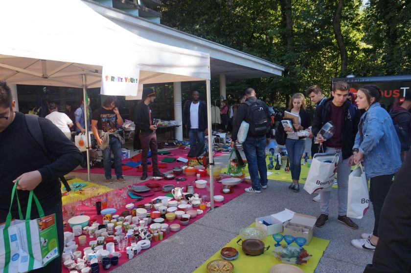 Une sorte de brocante avec de nombreux étudiants sur le parvis de la BU Proudhon sur le campus de la Bouloie.