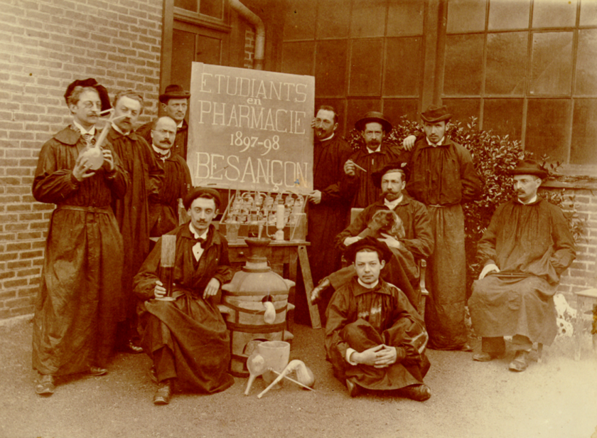 Photo d'archives datée de 1870 représentant un groupe d'étudiants en pharmacie de Besançon