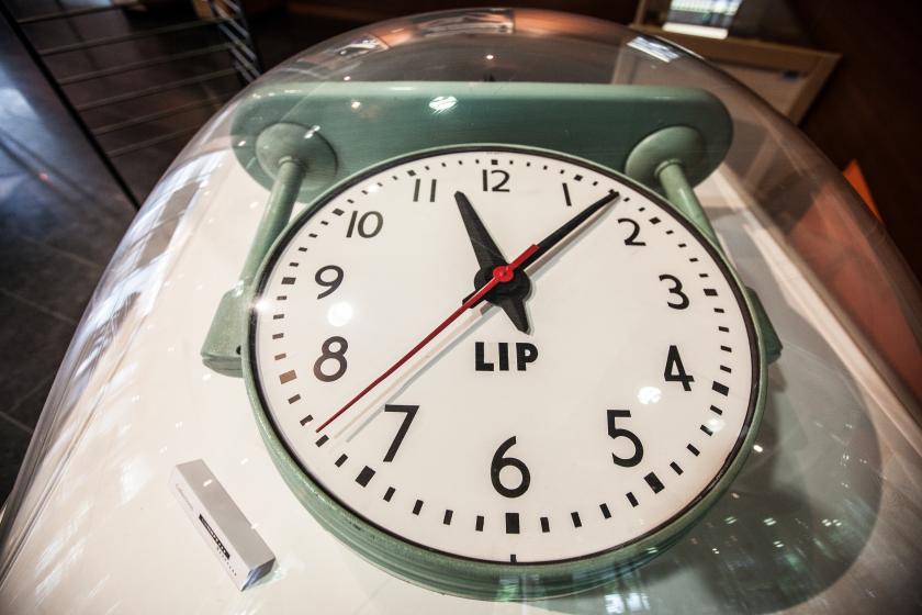 Exposition Lip, panneau d'affichage représentant les mouvements des employés, montres, horloge...