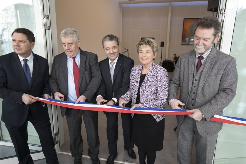 Raphael Bartolt, Jean-Louis Fousseret, Jacques Bahi, Marie-Guite Dufay et Jean-François Chanet en train de couper un ruban bleu blanc rouge.