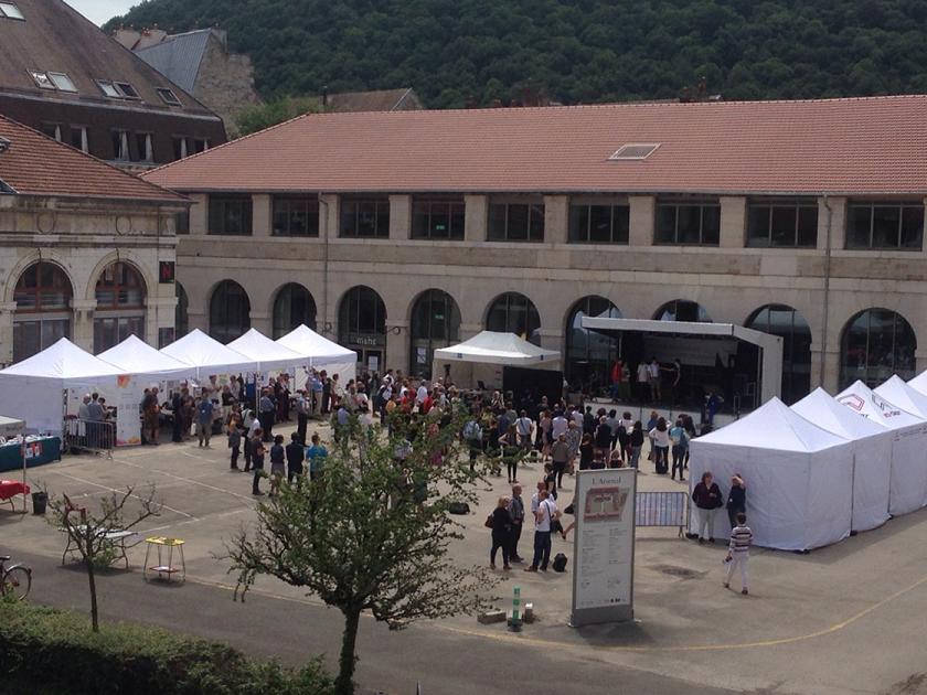 Photo des participants devant les stands