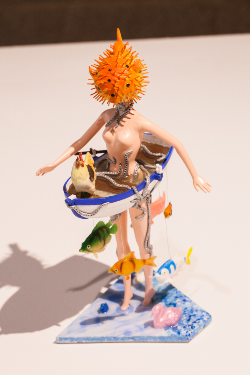 Sculptures de Marcellin Brissoni réalisées à partir de jouets avec une barbie à tête de poisson.