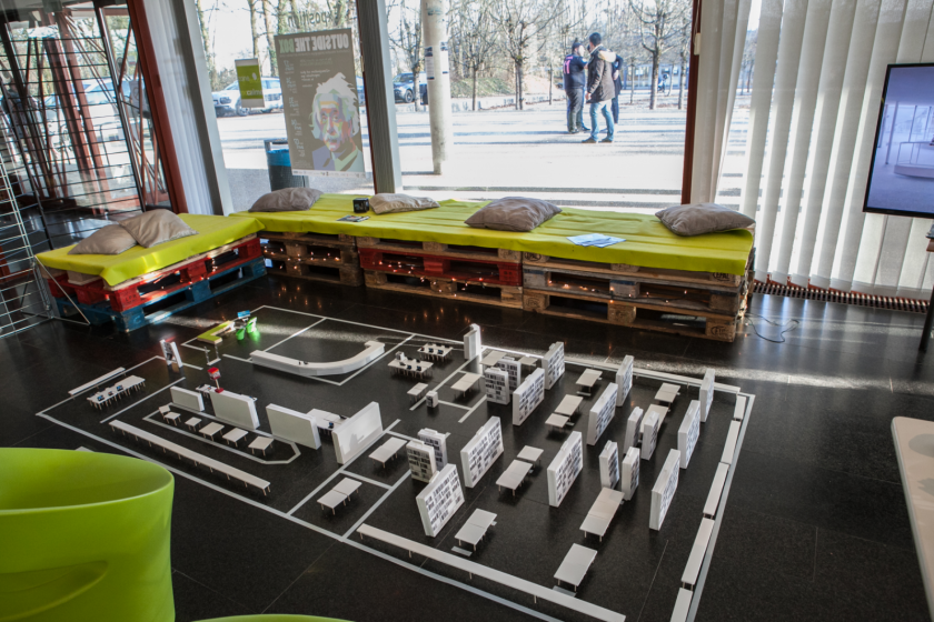 Une maquette en papier de la bibliothèque universitaire, des bancs et des coussins.