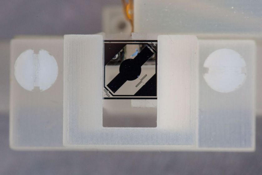 Le micro-robot et le miroir vu du dessus.