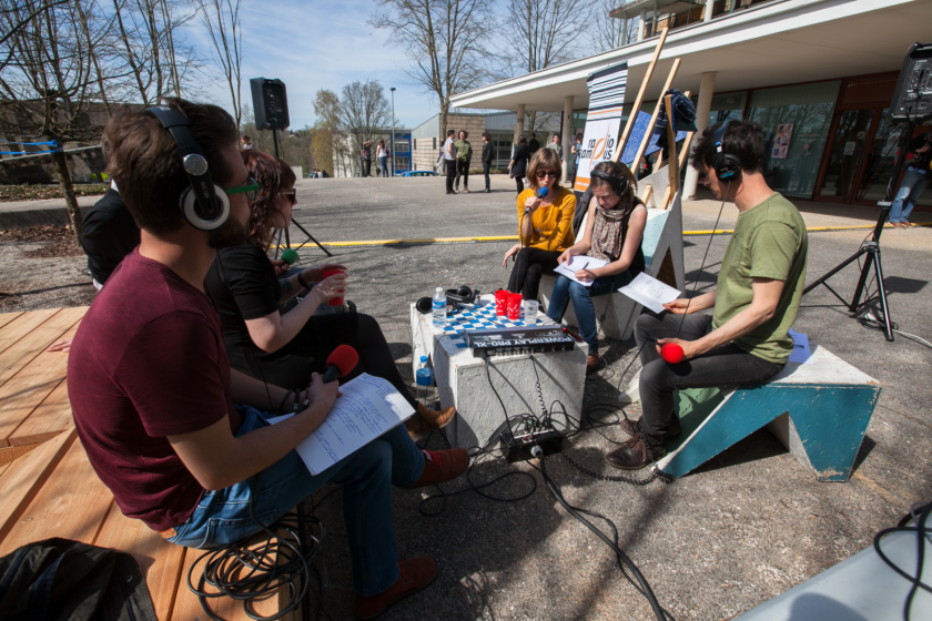 Un plateau radio extérieur sur le campus