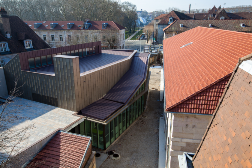 Vue du dessus d'un batiment neuf en centre ville : l'amphithéâtre de la MSHE.