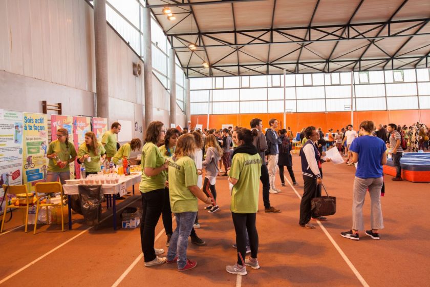 Beaucoup de gens dans une grande halle.