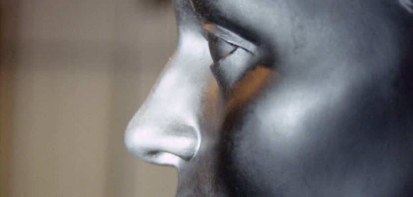 Gros plan sur le visage d'une statue 
