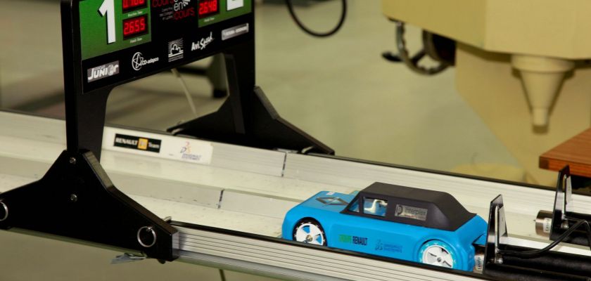 Voiture miniature sur la ligne de départ de la piste