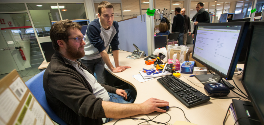 Corentin Tournoux et son tuteur Sébastien Ribière dans une situation de travail devant un ordinateur.