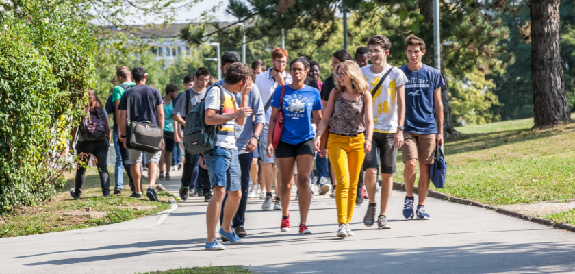 un groupe d'étudiants sur le campus