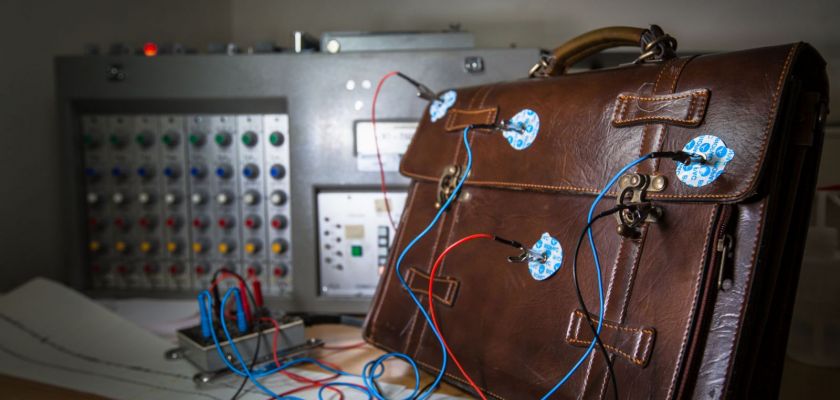 Un cartable équipé d'électrodes comme pour un électro-encéphalogramme