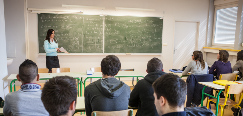Une enseignante de collège donnant un cours