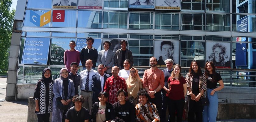 Les étudiants indonésiens et l'attaché à la culture et l'éducation de l'ambassade d'Indonésie.