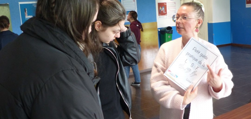 L'intervenant de l'APEDA présente les supports d'apprentissage de la LSF