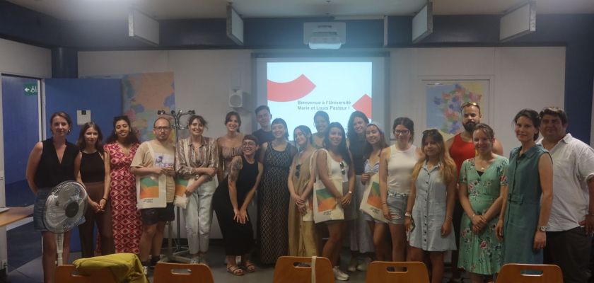 photo de groupe avec les nouveaux et anciens boursiers Victor Hugo, l'équipe de la DREIF et des enseignants