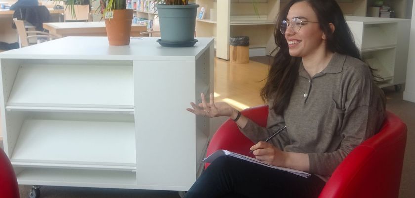 étudiante souriant en BU Santé