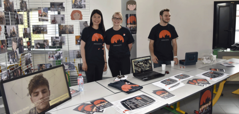 Trois étudiants du groupe qui a créé le projet "Awakers"