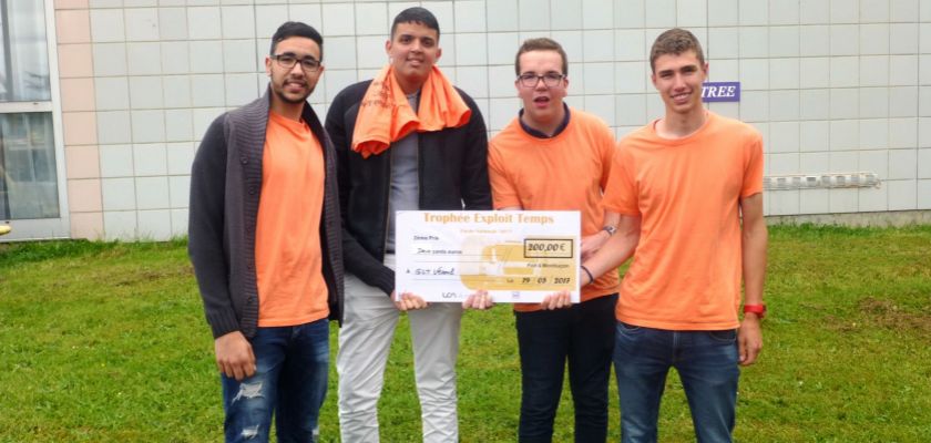 L'équipe des quatre étudiants de Vesoul avec leur prix