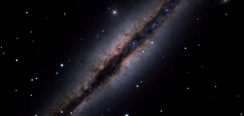 NGC891, une galaxie spirale vue par la tranche
