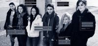 Un groupe d'étudiants, en surimpression comme sur un écran futuriste des textes qui indiquent leurs fonctions.