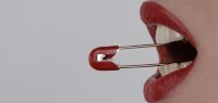bouche avec épingle