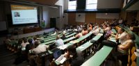 Un colloque en amhithéâtre.