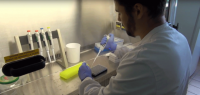 Alexandre Naegele dans son laboratoire