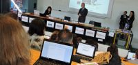 Le groupe des enseignants dans un amphithéâtre