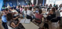 De nombreuses personnes autour d'une table en réunion.