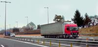 Des camions sur l'autoroute