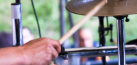 Un batteur pendant un concert