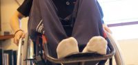 Un étudiant dans un fauteuil roulant