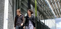 Des étudiants devant la maison des étudiants