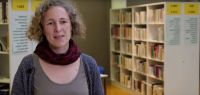 Une femme qui parle dans une bibliothèque