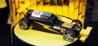 Une voiture de course miniature.