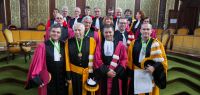 groupe de personnes en toge lors de la cérémonie de remise des titres de professeur honoraire