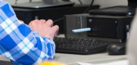 Gros plan sur une clé USB et un ordinateur