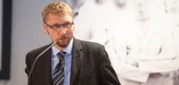 Nicolas Chaillet en train de prononcer un discours.