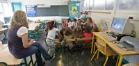 Une maitresse et une classe d'école maternelle