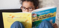 Une petite fille lisant une BD