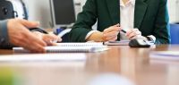 Personnes dont on ne voit pas le visage autour d&#039;une table de réunion