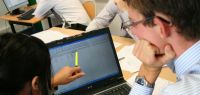 Des étudiants travaillant sur un projet d'entreprise